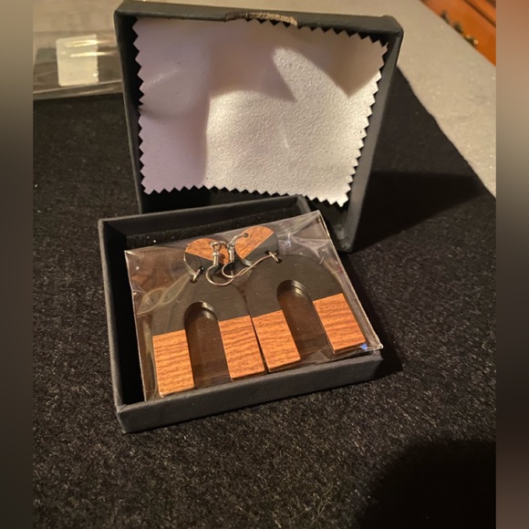 ✨Sutrugs Wooden Fishhook Earrings✨ NIB - Picture 1 of 4